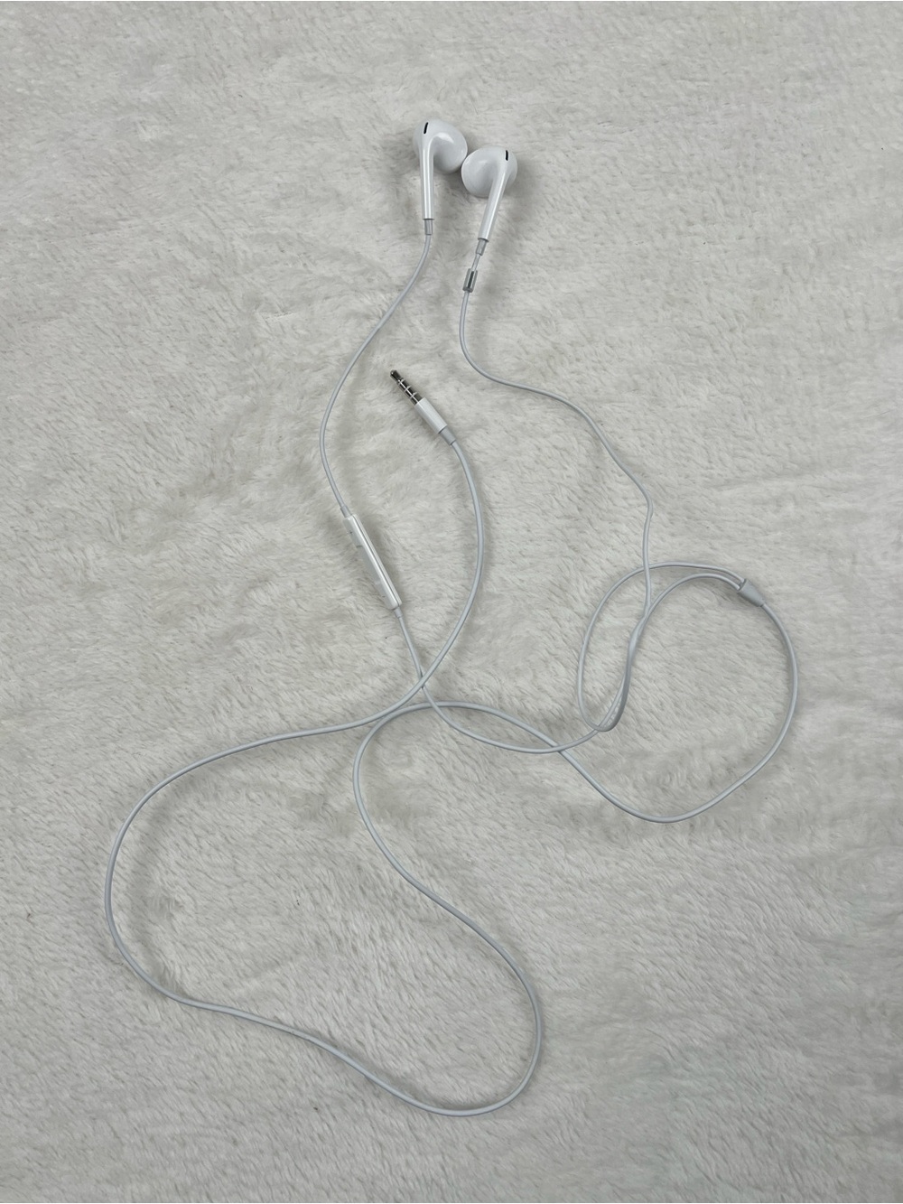 Apple EarPods A1472 Wired Earbuds 3.5mm Headphone Jack White NWOB